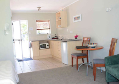 Ash Grove Motel - Studio Unit Kitchenette and dining table