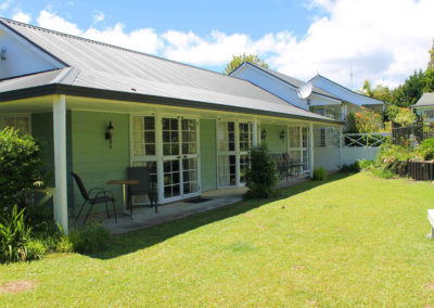 Ash Grove Motel - Studio Unit Outdoor Patio