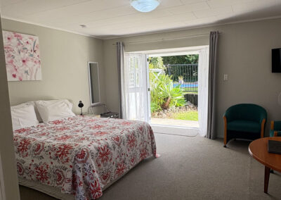 Queen Studio Unit at Ash Grove Motel with garden views, outdoor access, and a spacious interior.